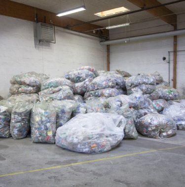 Comprimeren van plastic flessen met tot 90% reductie